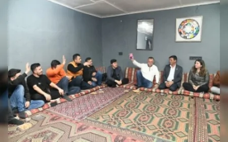 Yunusemre Belediye Başkanı Semih Balaban Akçaköy’de Gençlerle Buluştu Halı Saha Talebine Hızlı Çözüm Sözü Verdi.