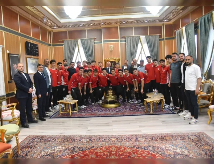 Yunusemre Belediye Başkanı Semih Balaban: “Gençlerin hayallerine giden yolda her zaman yanlarındayız”