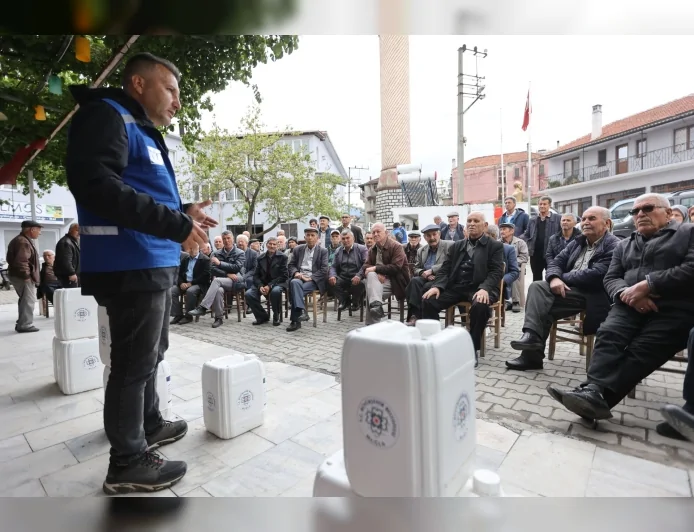 Muğla Büyükşehir Belediyesi’nden Yatağan’da çam fıstığı üreticisine doğal zararlı mücadelesi ve kapsamlı destek programı başlatıldı.