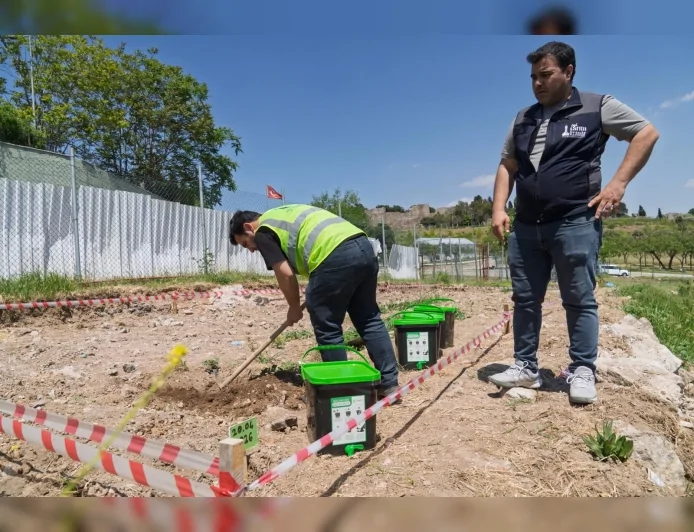 İzmir Büyükşehir Belediyesi’nin bokaşi uygulamasıyla evsel organik atıklar komposta dönüşerek toprağa kazandırılıyor