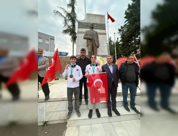 Terme’de 19 Mayıs Yürüyüşünde Gençler ve Esnaf Milli Bayram Coşkusunda Buluştu