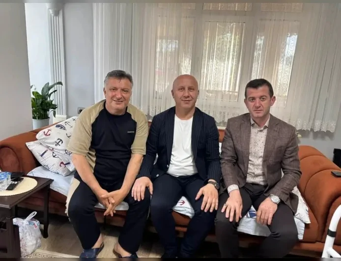 Terme Belediyesi Meclis Üyesi Mümin Ertan’dan Parti Yöneticileri ve Eski Belediye Başkanlarına Geçmiş Olsun Ziyaretleri