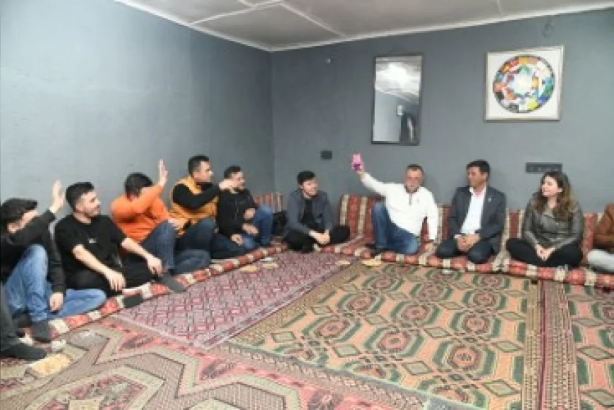 Yunusemre Belediye Başkanı Semih Balaban Akçaköy’de Gençlerle Buluştu Halı Saha Talebine Hızlı Çözüm Sözü Verdi.