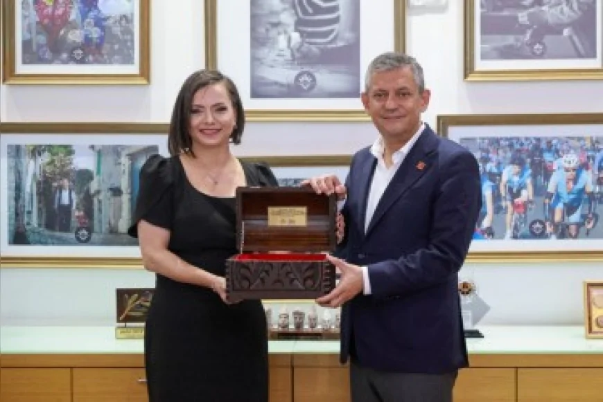 CHP Genel Başkanı Özgür Özel Karabağlar’daki Yerinde Dönüşüm Projesini Tanıttı: “Kentsel Dönüşüm Yerel Yönetimlerin Elinde Olmalı”