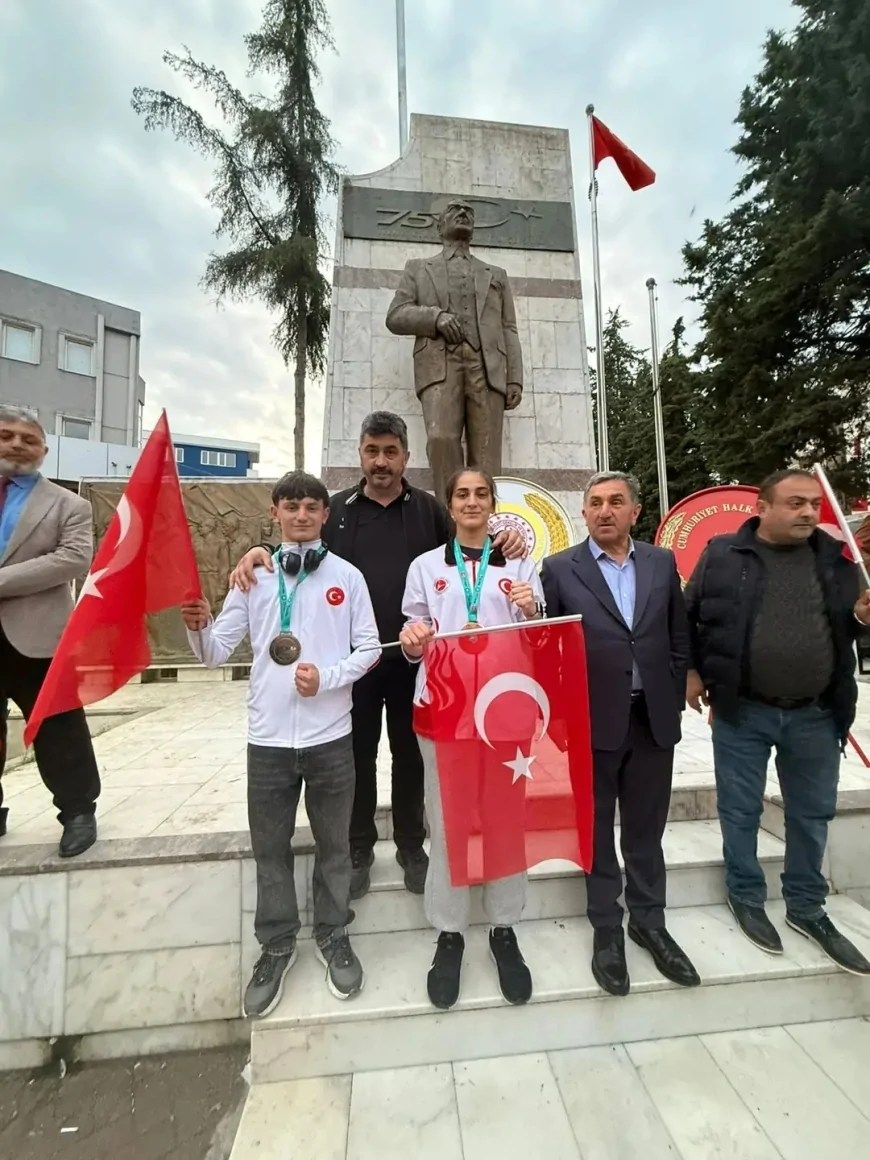 Terme’de 19 Mayıs Yürüyüşünde Gençler ve Esnaf Milli Bayram Coşkusunda Buluştu