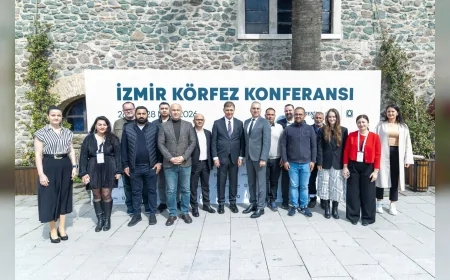 İzmir Körfezi’nde iki yılda 1,2 milyon ton dip çamuru çıkarıldı binlerce ton atık ve deniz marulu temizlendi.