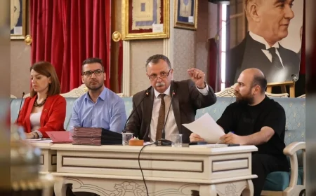 Yunusemre Belediye Başkanı Semih Balaban: “Burası sadece el kaldırılıp indirilen bir yer değil, siyasi bir meclistir”