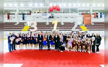 İzmir’de Düzenlenen Senkronize Buz Pateni Bahar Kupası’nda Mixed Age Kategorisi Madalyaları Sahiplerini Buldu.