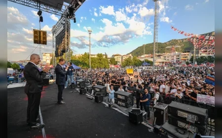 İzmir Büyükşehir Belediye Başkanı Dr. Cemil Tugay: “Bir ve bütünüz, bu ülkenin onuru gençlere emanet”