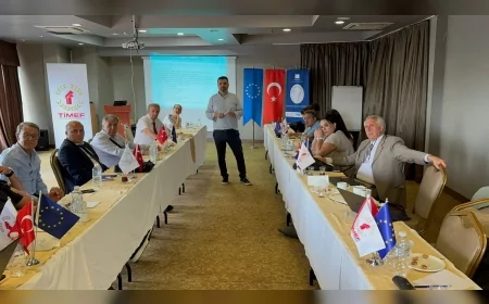 İzmir’de düzenlenen Etik Gazetecilik Ağı zirvesinde yerel medyanın geleceği ve ortak savunuculuk başlıkları ele alındı.