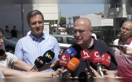 CHP İzmir Milletvekilleri Murat Bakan ve Deniz Yücel, İzmir Emniyet Müdürlüğü binası önünde basın açıklaması gerçekleştirdi.