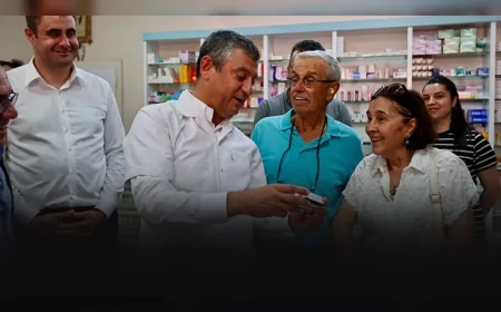 CHP Genel Başkanı Özgür Özel, İzmir’in Kiraz ilçesinde gerçekleştirdiği ziyaret kapsamında esnafla bir araya geldi.