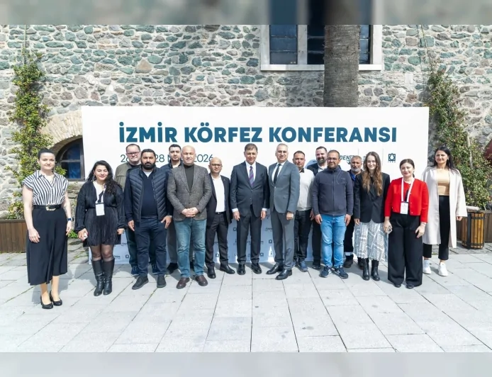 İzmir Körfezi’nde iki yılda 1,2 milyon ton dip çamuru çıkarıldı binlerce ton atık ve deniz marulu temizlendi.