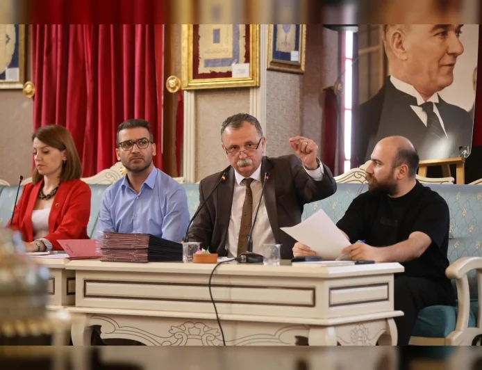 Yunusemre Belediye Başkanı Semih Balaban: “Burası sadece el kaldırılıp indirilen bir yer değil, siyasi bir meclistir”