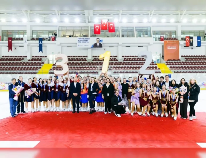 İzmir’de Düzenlenen Senkronize Buz Pateni Bahar Kupası’nda Mixed Age Kategorisi Madalyaları Sahiplerini Buldu.