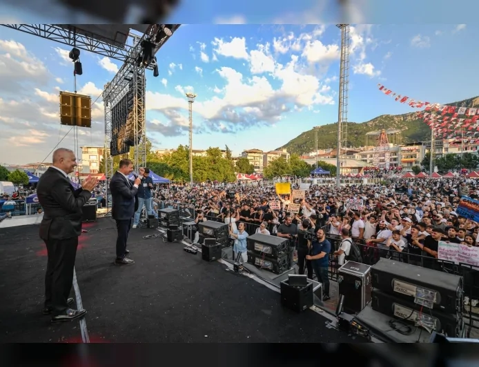 İzmir Büyükşehir Belediye Başkanı Dr. Cemil Tugay: “Bir ve bütünüz, bu ülkenin onuru gençlere emanet”