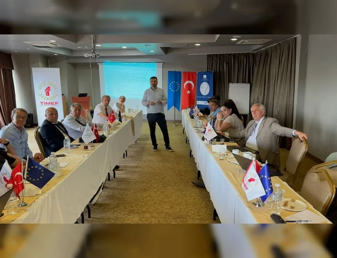 İzmir’de düzenlenen Etik Gazetecilik Ağı zirvesinde yerel medyanın geleceği ve ortak savunuculuk başlıkları ele alındı.