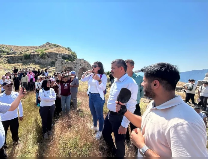 “Kremna Canlanıyor” Projesiyle 520 Öğrenci Antik Kentin Tarihiyle Buluştu