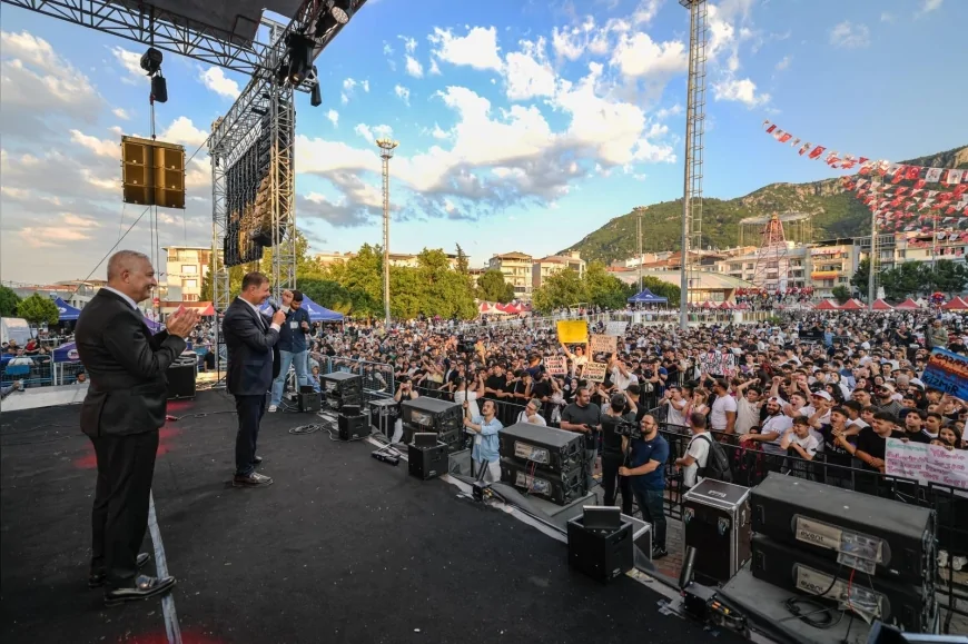 İzmir Büyükşehir Belediye Başkanı Dr. Cemil Tugay: “Bir ve bütünüz, bu ülkenin onuru gençlere emanet”