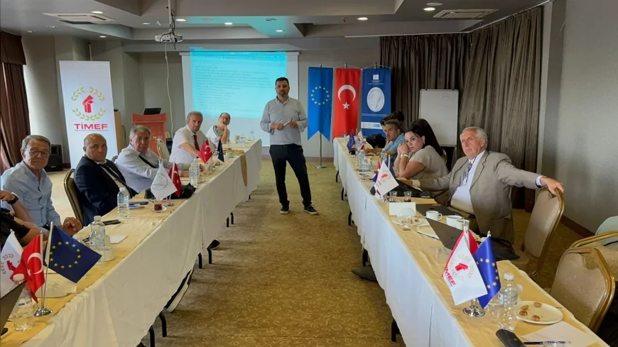 İzmir’de düzenlenen Etik Gazetecilik Ağı zirvesinde yerel medyanın geleceği ve ortak savunuculuk başlıkları ele alındı.