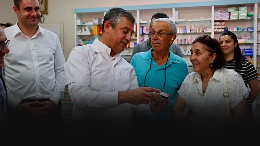 CHP Genel Başkanı Özgür Özel, İzmir’in Kiraz ilçesinde gerçekleştirdiği ziyaret kapsamında esnafla bir araya geldi.