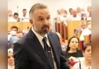İzmir Büyükşehir Belediyesi Temmuz ayı olağan meclis toplantısının ikinci birleşimi, Meclis Birinci Başkan Vekili Zafer Levent Yıldır’ın yönetiminde gerçekleştirildi. Oturumda İZSU’nun 1 Haziran’da yürürlüğe giren yeni su tarifesi bir kez daha meclisin gündemine taşındı.AK Parti Grup Başkan Vekili Hakan Yıldız, zamlı tarifenin yürürlüğe giriş şeklinin vatandaşları mağdur ettiğini savunarak İZSU’yu eleştirdi. Başkan Cemil Tugay’ın seçim döneminde “İzmir’i en ucuz suyla buluşturacağız” vaadini hat