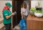 İzmir Büyükşehir Belediyesi'nin kapıdan kapıya geri dönüşüm uygulaması Güzelbahçe'de başladı.