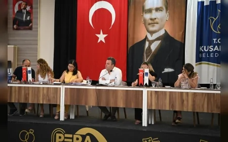 Kuşadası Belediyesi Meclisi elektrikli araç yatırımı, Adalı Kart indirimleri ve engelli erişimi için yeni kararlar aldı.