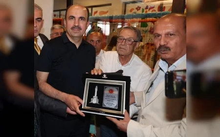 Konya Büyükşehir Belediye Başkanına teşekkür  plaketi  takdim edildi.