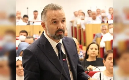 İzmir Büyükşehir Belediyesi Temmuz ayı olağan meclis toplantısının ikinci birleşimi, Meclis Birinci Başkan Vekili Zafer Levent Yıldır’ın yönetiminde gerçekleştirildi. Oturumda İZSU’nun 1 Haziran’da yürürlüğe giren yeni su tarifesi bir kez daha meclisin gündemine taşındı.AK Parti Grup Başkan Vekili Hakan Yıldız, zamlı tarifenin yürürlüğe giriş şeklinin vatandaşları mağdur ettiğini savunarak İZSU’yu eleştirdi. Başkan Cemil Tugay’ın seçim döneminde “İzmir’i en ucuz suyla buluşturacağız” vaadini hat