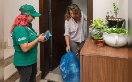 İzmir Büyükşehir Belediyesi'nin kapıdan kapıya geri dönüşüm uygulaması Güzelbahçe'de başladı.