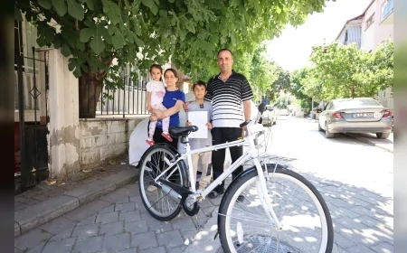 Denizli Büyükşehir Belediye Başkanı Bülent Nuri Çavuşoğlu’nun 23 Nisan sürpriziyle 6 çocuğun bisiklet hayali gerçeğe dönüştü
