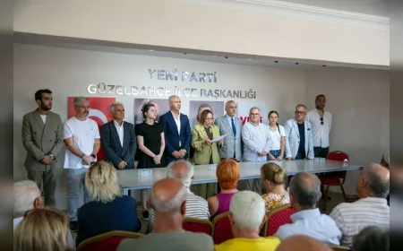İzmir’in Güzelbahçe ilçesinde Belediye Başkan Vekili Ayşe Akın, 10 belediye meclis üyesi ile önceki dönem CHP yöneticileri ve üyeleri düzenlenen basın açıklamasıyla Cumhuriyet Halk Partisi’nden istifa ederek Yeni Parti’ye katıldı. Açıklamada birlik, demokrasi, hukuk ve halk odaklı siyaset vurgusu yapılırken, partiye üyelik sürecinin de resmen başlatıldığı bildirildi.