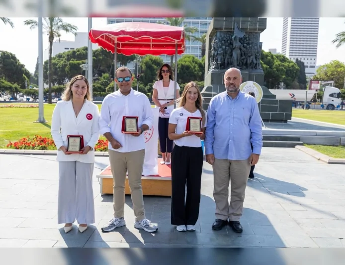 İzmir Büyükşehir Belediyesi Sporcusu Tuna Tunca Kabotaj Bayramı’nın 100’üncü Yılında Ödülle Onurlandırıldı.