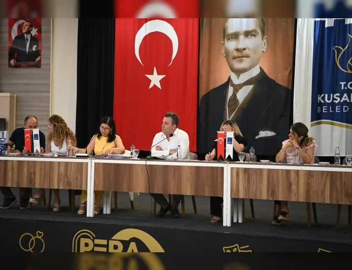 Kuşadası Belediyesi Meclisi elektrikli araç yatırımı, Adalı Kart indirimleri ve engelli erişimi için yeni kararlar aldı.