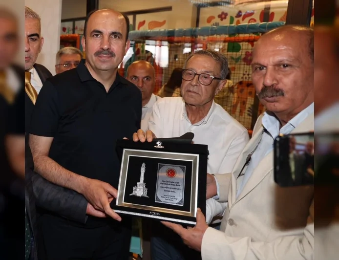 Konya Büyükşehir Belediye Başkanına teşekkür  plaketi  takdim edildi.