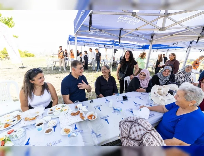 İZMİR BÜYÜKŞEHİR BELEDİYE BAŞKANI DR. CEMİL TUGAY: “MAHALLE BOSTANLARI ÜRETİMİN VE DAYANIŞMANIN GÜÇLÜ ADRESİ OLMAYI SÜRDÜRÜYOR”