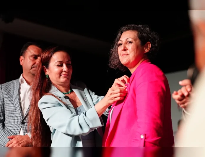 Rozetlerin İl Başkanı İlksen Özalper tarafından takıldığı programda Genel Başkan Özgür Özel’e destek mesajları verilirken, birlik, demokrasi ve değişim vurgusu öne çıktı.