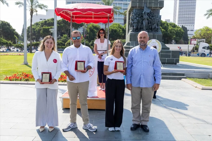 İzmir Büyükşehir Belediyesi Sporcusu Tuna Tunca Kabotaj Bayramı’nın 100’üncü Yılında Ödülle Onurlandırıldı.