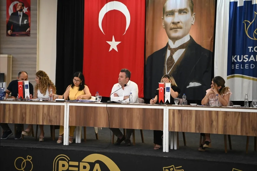 Kuşadası Belediyesi Meclisi elektrikli araç yatırımı, Adalı Kart indirimleri ve engelli erişimi için yeni kararlar aldı.
