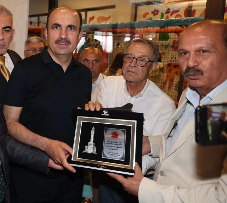 Konya Büyükşehir Belediye Başkanına teşekkür  plaketi  takdim edildi.