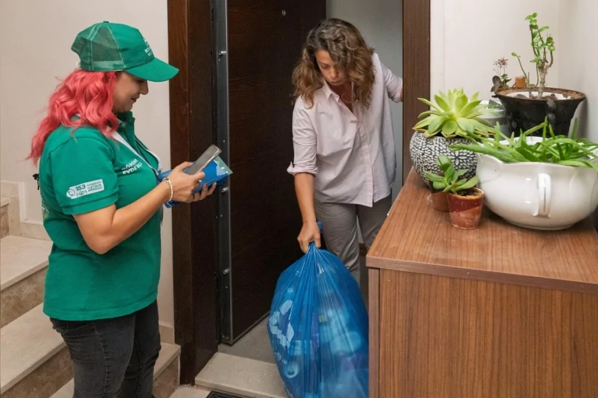 İzmir Büyükşehir Belediyesi'nin kapıdan kapıya geri dönüşüm uygulaması Güzelbahçe'de başladı.