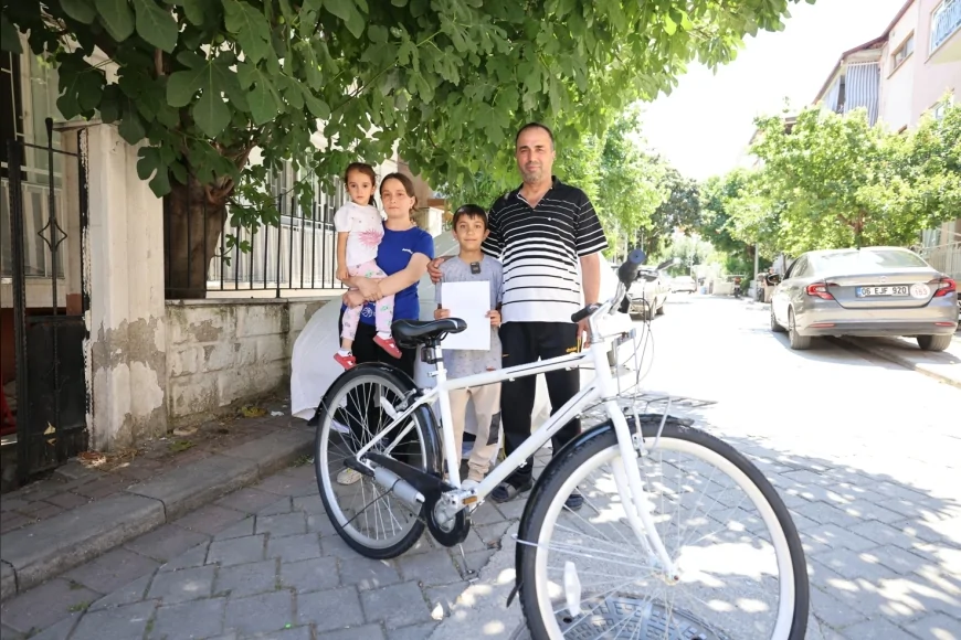 Denizli Büyükşehir Belediye Başkanı Bülent Nuri Çavuşoğlu’nun 23 Nisan sürpriziyle 6 çocuğun bisiklet hayali gerçeğe dönüştü