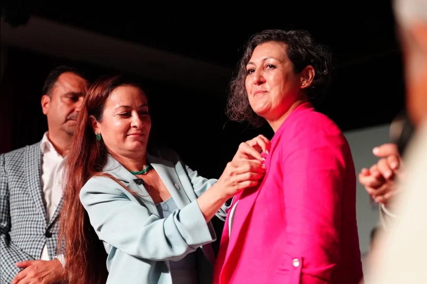 Rozetlerin İl Başkanı İlksen Özalper tarafından takıldığı programda Genel Başkan Özgür Özel’e destek mesajları verilirken, birlik, demokrasi ve değişim vurgusu öne çıktı.