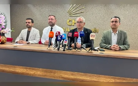 CHP İzmir İl Başkanı Utku Gümrükçü CHP yöneticileri ve eski milletvekili Atila Sertel, “Tutuksuz yargılama esastır, iddianameler bir an önce hazırlanmalıdır”