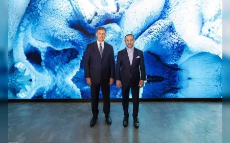 İzmir Büyükşehir Belediyesi’nin katkıları ve ev sahipliğinde, Folkart’ın yapımcılığında hazırlanan “Nâzım Hikmet / Romantika: Bir Ömrün Seyrüseferi” sergisi, 5 Eylül 2026’da 95. İzmir Enternasyonal Fuarı kapsamında Kültürpark Atlas Pavyonu’nda ziyarete açılacak.İZFAŞ tarafından düzenlenen 95. İzmir Enternasyonal Fuarı kapsamında açılacak sergi, Nâzım Hikmet’in Türkiye’de bugüne kadar gerçekleştirilen en kapsamlı sergisi olarak hazırlandı. Yaklaşık 2 bin 125 metrekarelik alanda ve fuaye dahil