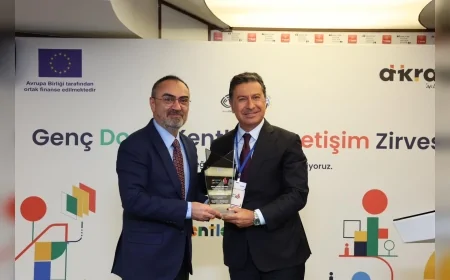 “Genç Dostu Kent” ödülüne layık görülen Muğla Büyükşehir Belediyesi, üniversite yerleştirme sonuçlarının ardından kente gelecek öğrenciler için ulaşım, barınma, eğitim, kırtasiye, beslenme, kütüphane ve sosyal yaşam alanlarında sunduğu destekleri sürdürüyor. Başkan Ahmet Aras, yeni öğrencileri “evinize hoş geldiniz” sözleriyle Muğla’ya davet etti.