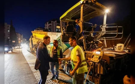 İzmir Büyükşehir Belediyesi 2 milyar liralık yatırımla 6 ayda 524 bin ton asfalt serdi.