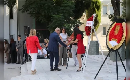 Karşıyaka  CHP ilçe Başkanı Adnan Alabay  ve yönetimi  30 Ağustos Zafer Bayramı’nın 104. yıl dönümü dolayısıyla çelenk sunumu yaptı.
