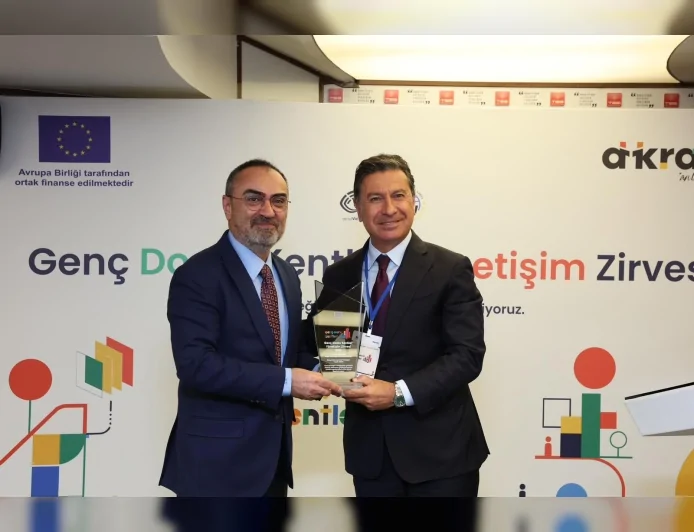 “Genç Dostu Kent” ödülüne layık görülen Muğla Büyükşehir Belediyesi, üniversite yerleştirme sonuçlarının ardından kente gelecek öğrenciler için ulaşım, barınma, eğitim, kırtasiye, beslenme, kütüphane ve sosyal yaşam alanlarında sunduğu destekleri sürdürüyor. Başkan Ahmet Aras, yeni öğrencileri “evinize hoş geldiniz” sözleriyle Muğla’ya davet etti.